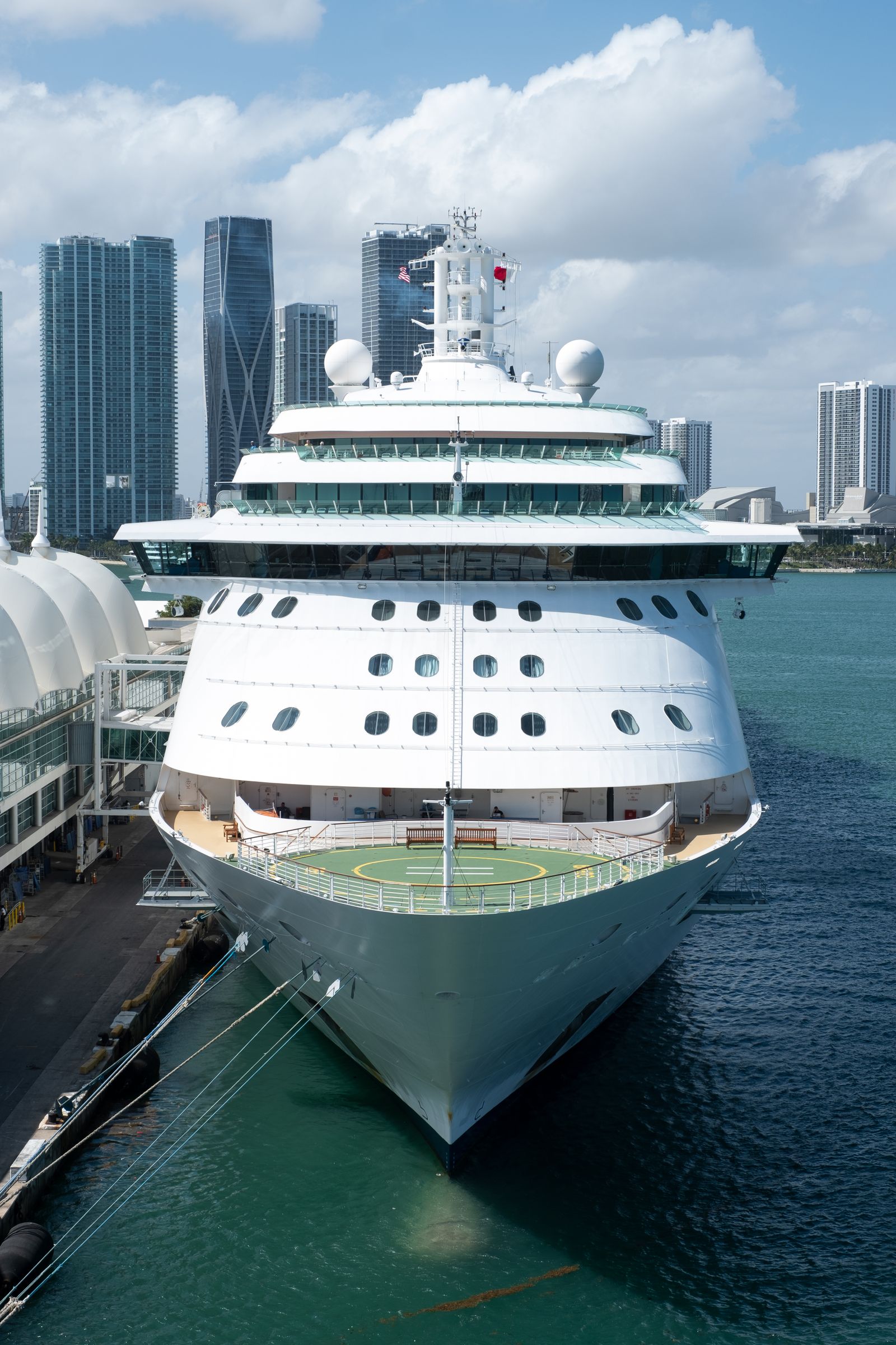 Crucero atracado en la terminal del Puerto de Miami