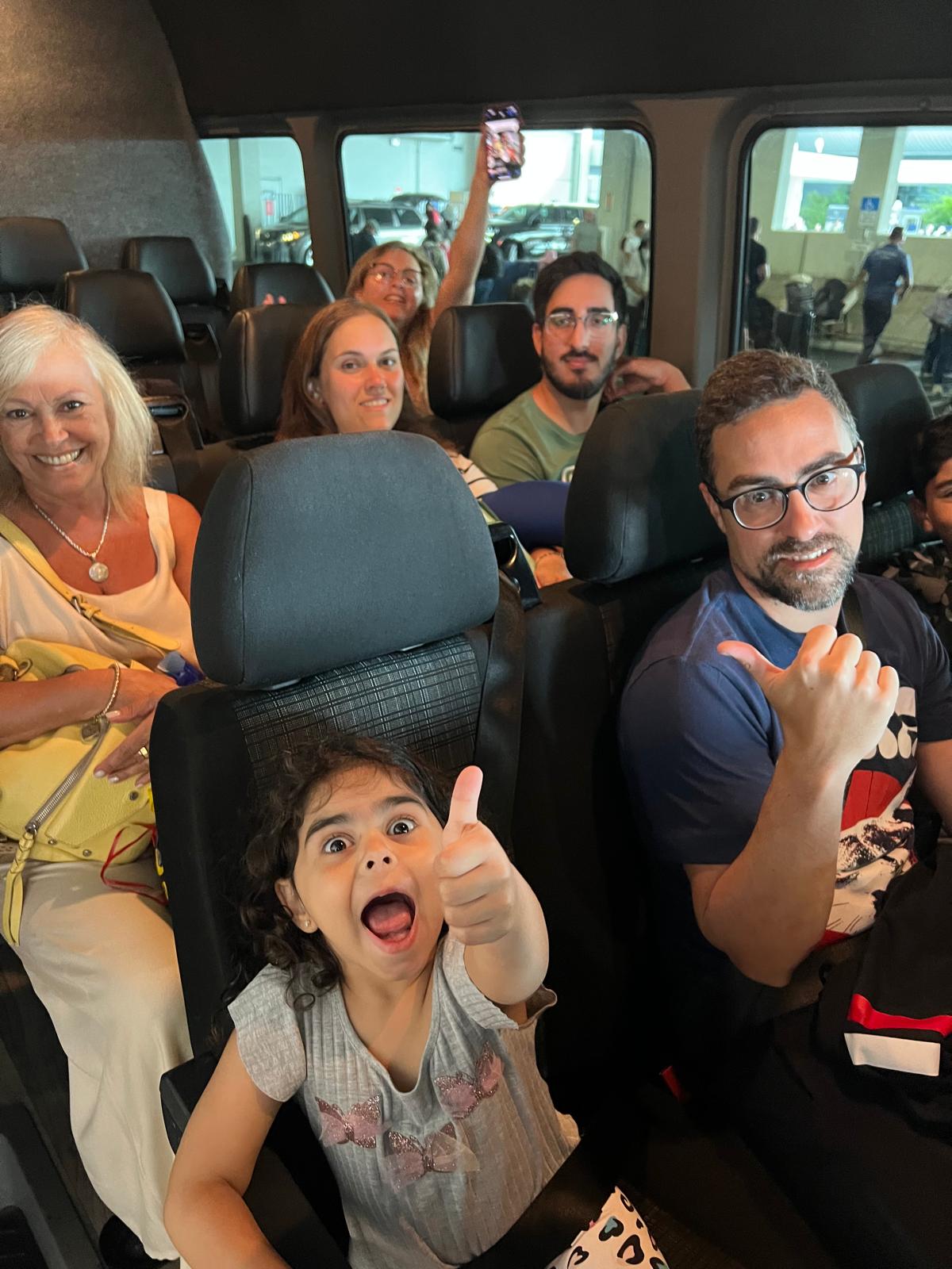 Familia feliz viajando con Miami Airport Shuttle and Limo