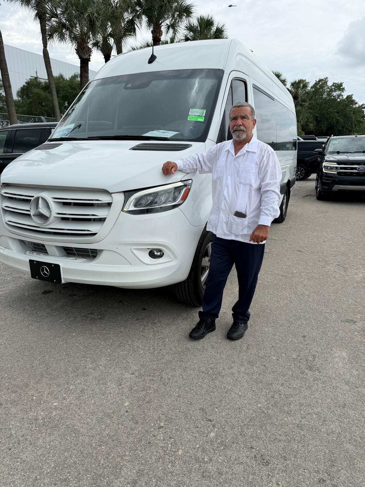 Conductor de Miami Airport Shuttle and Limo con su van