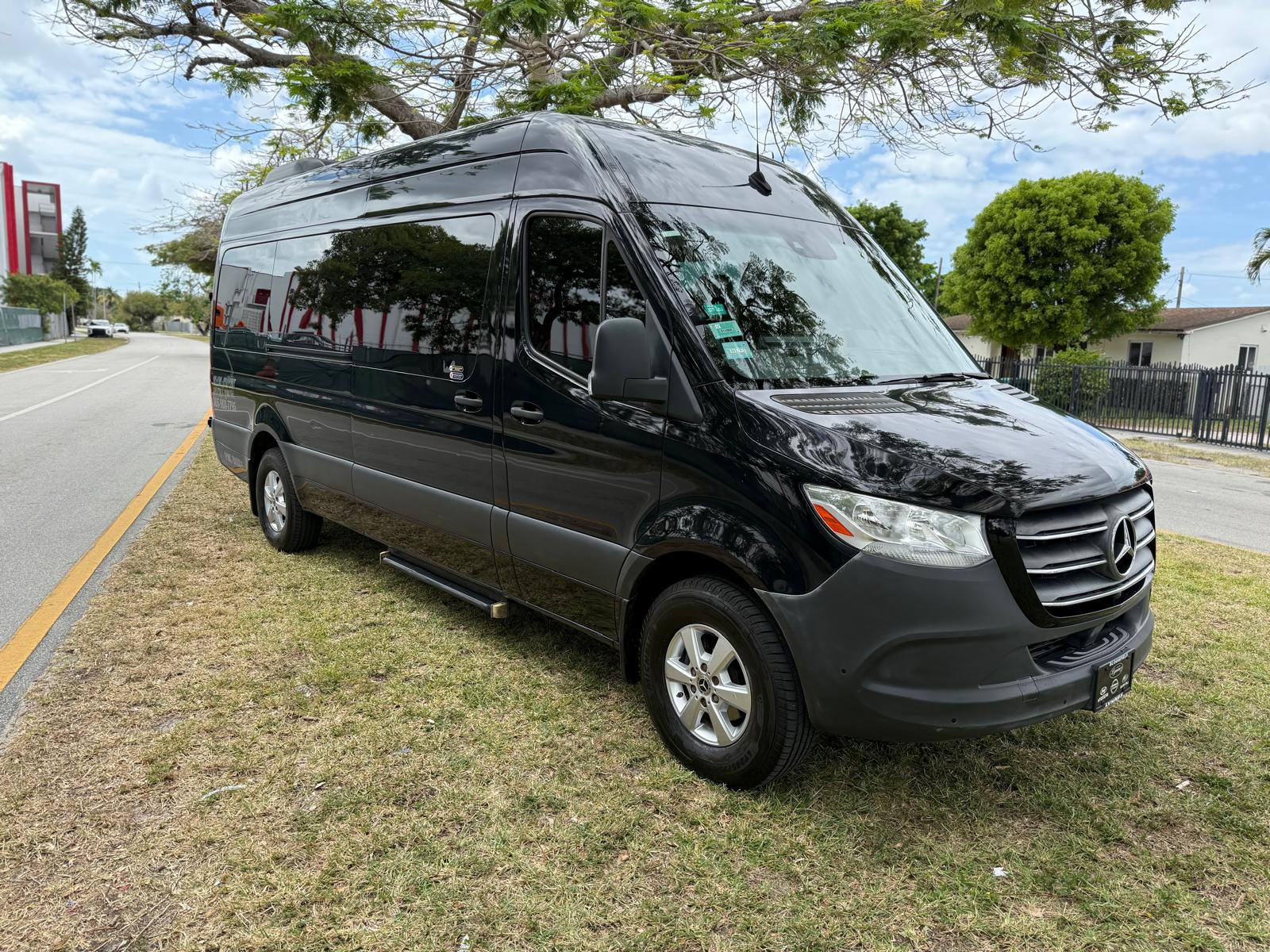 Van Mercedes-Benz Sprinter de Miami Airport Shuttle and Limo