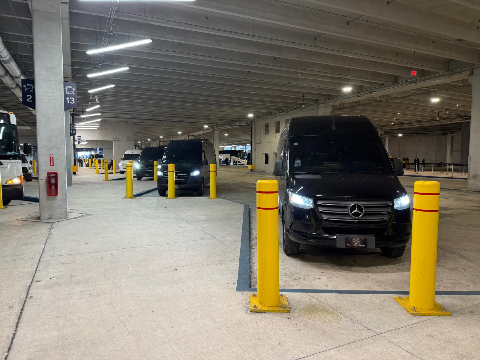 Van de Miami Airport Shuttle and Limo estacionada en garaje